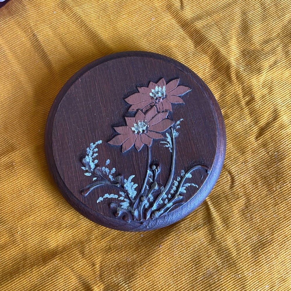 🍄2/$10 Vintage wall decor.